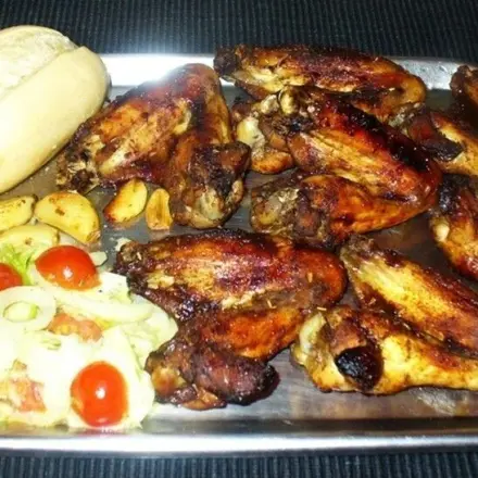 Knusperige Hähnchenflügel in feuriger Würzmischung