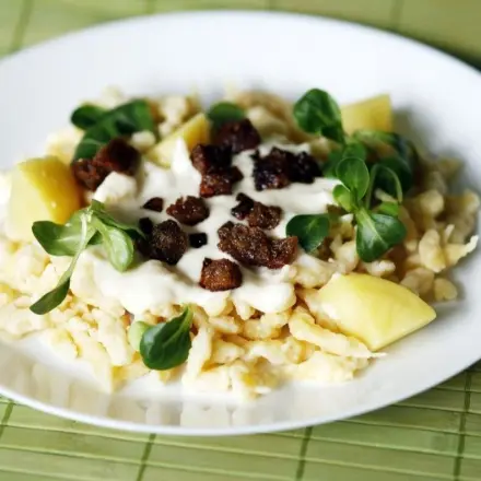 Spätzle und Kartoffeln mit Käsesoße