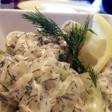 Warmer Gurkensalat mit Dill und Sauerrahm