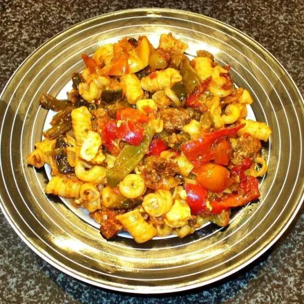 Nudel-Hack-Gemüsepfanne mit Fetakäse