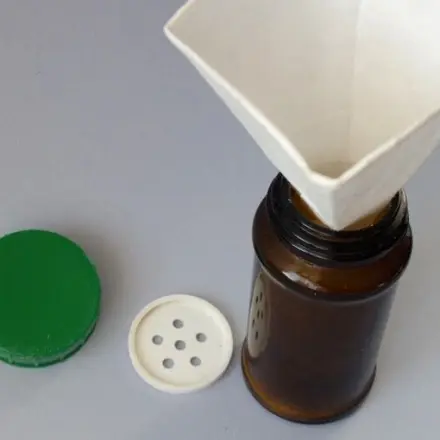 Papierbecher als Trichter