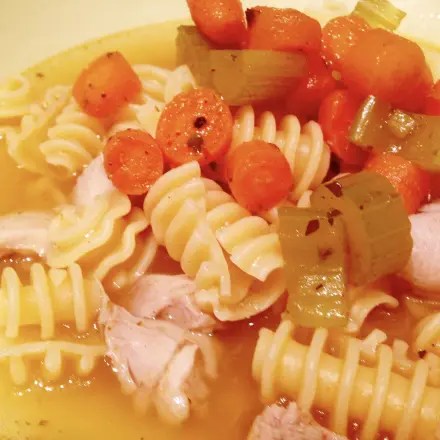 Nudelsuppe mit Hähnchenfleisch