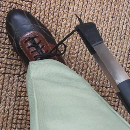 Schnürsenkel lösen bei Rückenproblemen