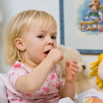 Nächtlichen Husten bei Kindern lindern