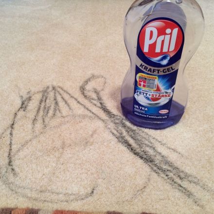 Wachsmalstiftfarbe vom Teppich entfernen - so geht's