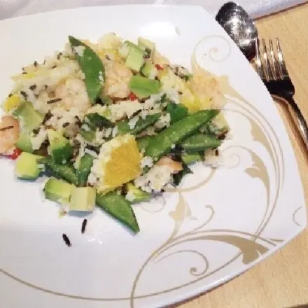 Avocado-Reis-Pfanne mit Garnelen