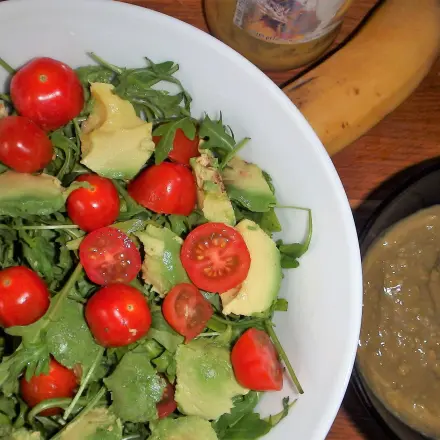 Avocado-Tomate-Rucola-Salat mit Banane-Honigdressing