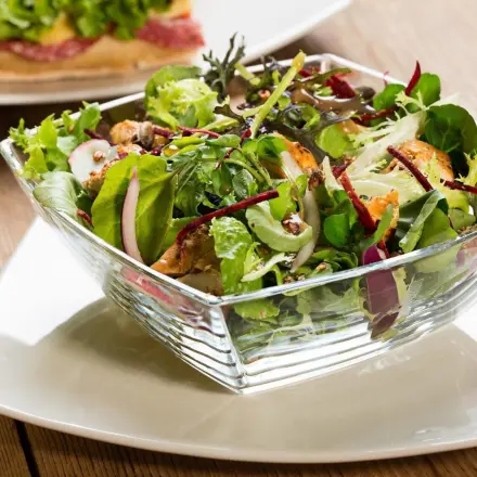 Frischer gesunder Salat bei Erkältung - Erkältungssalat