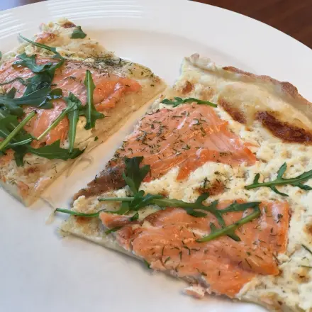 Flammkuchen mit frischem Lachs und Rucola