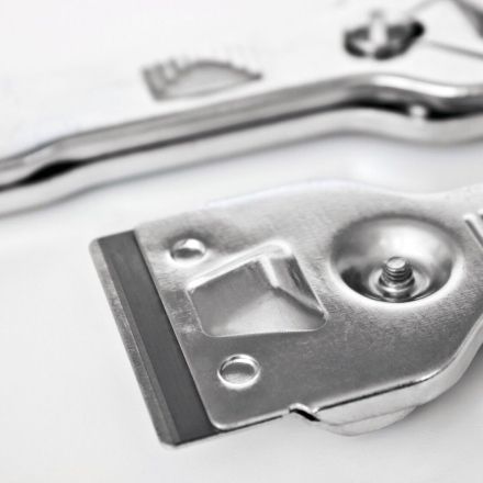 Farbflecken und getrocknete Klebereste auf dem Fenster