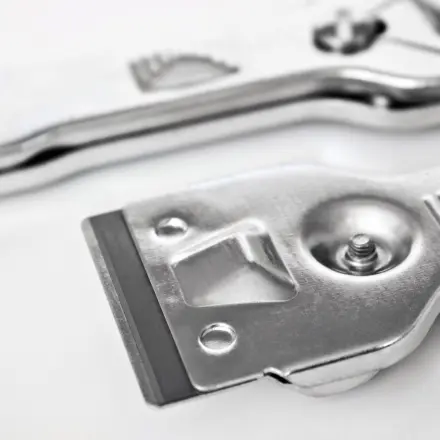 Farbflecken und getrocknete Klebereste auf dem Fenster