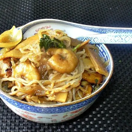 Konjaknudelpfanne mit Knoblauchgarnelen