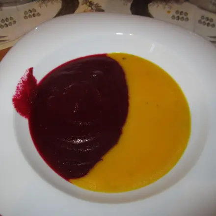 Kürbiscremesuppe liiert mit Rote-Bete-Cremesuppe