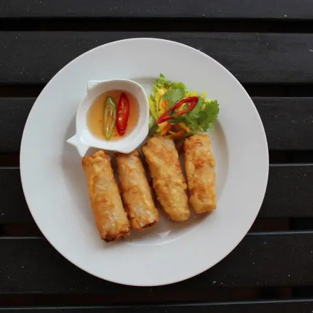 Frittierte Chilischoten gefüllt mit Fetakäse und Thunfisch