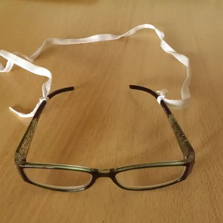 Brille an Schnürsenkel