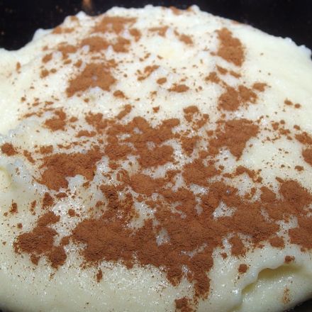 Grießbrei im Teller aus der Mikrowelle