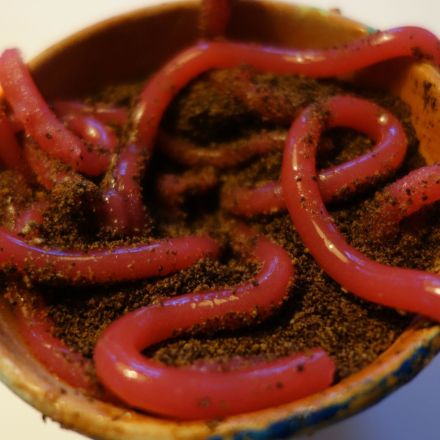 Regenwürmer aus Götterspeise in Erde aus Schokokeksen