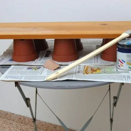 Plastiktöpfe von Pflanzen als Unterstellhilfe nutzen