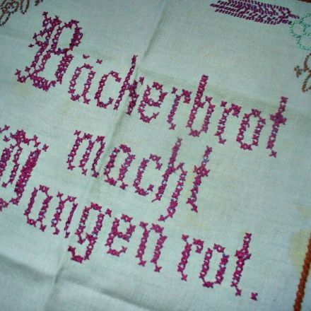 Omis antike Tischdecken: Alte Flecken entfernen