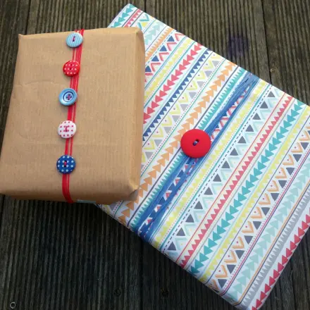 Geschenke mit Knöpfen verpacken