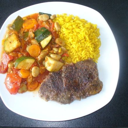 Kalorienarmes sättigendes Gericht: Gemüsereis mit Steak
