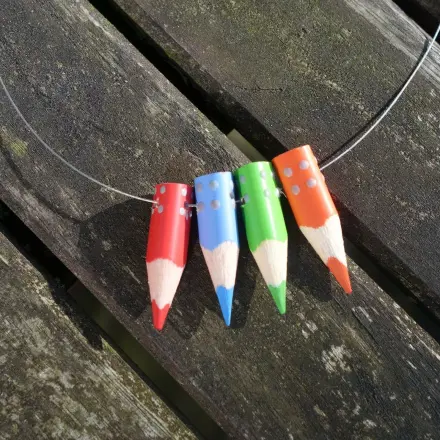 Upcycling: Schmuck aus Buntstiftresten