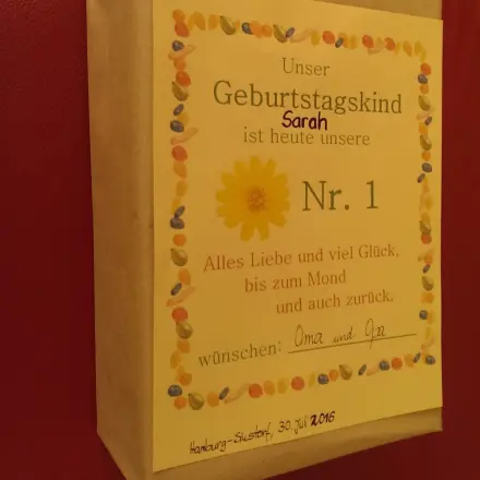 Geschenk einpacken: Mit Urkunde Packpapier aufhübschen