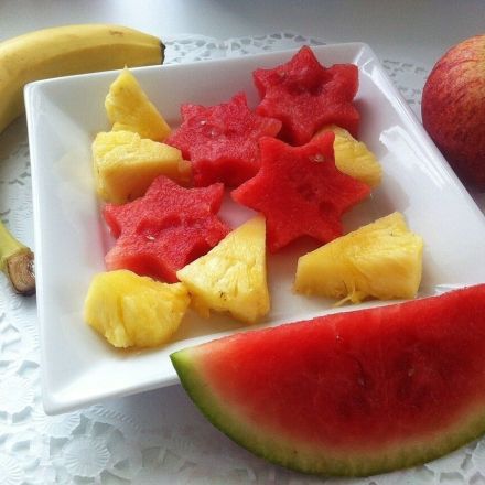 Melonen anrichten mit Ausstechformen