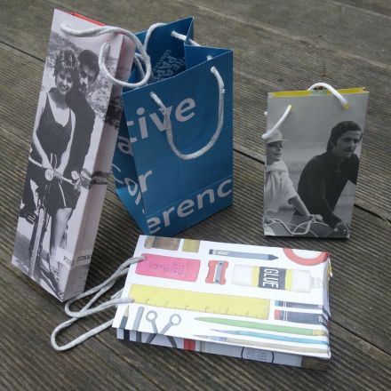 Upcycling: Geschenktüten aus Zeitschriften basteln