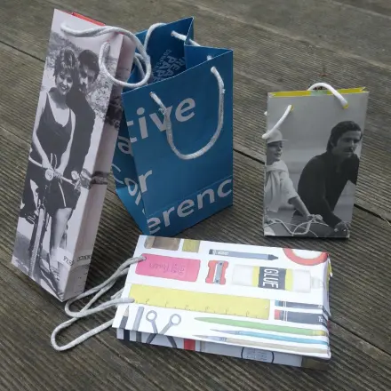 Upcycling: Geschenktüten aus Zeitschriften basteln