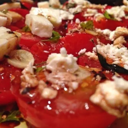 Ofentomaten mit Knoblauch, Mozzarella oder Ziegenkäse - vegetarisch