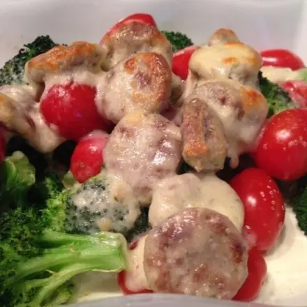 Brokkoli-Tomaten-Bratwurst-Auflauf mit Käse - Low Carb