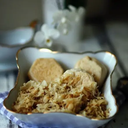 Schnelle Dampfknödel mit Knack & Back Brötchen und Sauerkraut