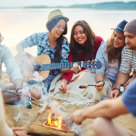 Zünftiges Essen am Lagerfeuer