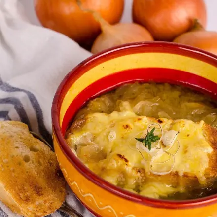 Zwiebelsuppe mit Käse