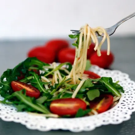 Spaghetti mit Tomaten und Rucola