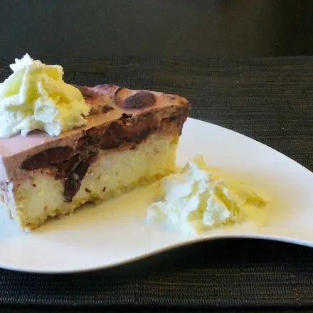 Käsekuchen mit Pflaumen-Frischkäsetopping