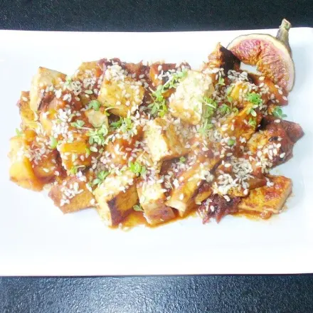 Gebratener marinierter Tofu in fruchtiger Apfel-Feigensoße