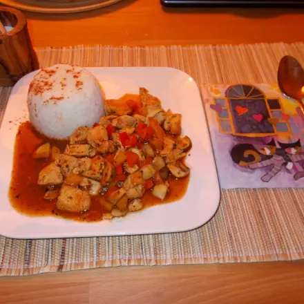 Schnelle Hähnchenpfanne "mediterran" mit Reis-Timbale