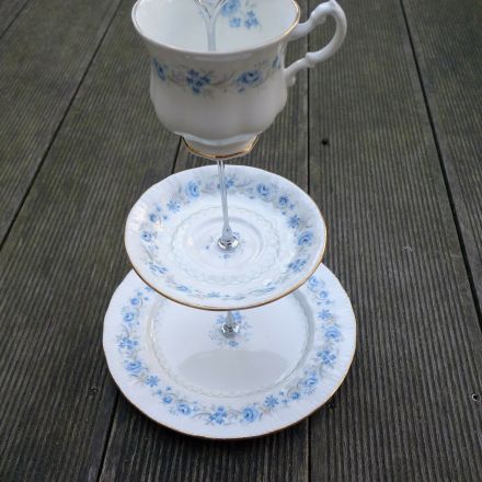 Etagere selber machen aus altem Porzellan