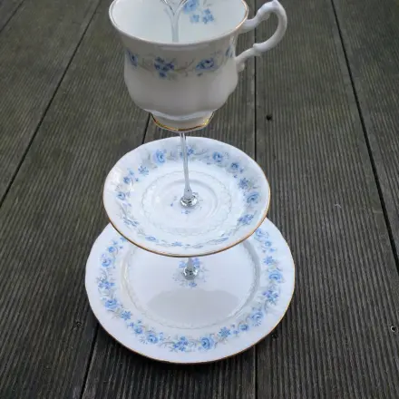 Etagere selber machen aus altem Porzellan