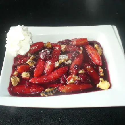 Knusprig gebratene Schupfnudeln mit Roter Grütze