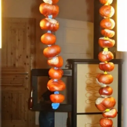 Kastanien fädeln für 2-Jährige - einfacher gehts nicht