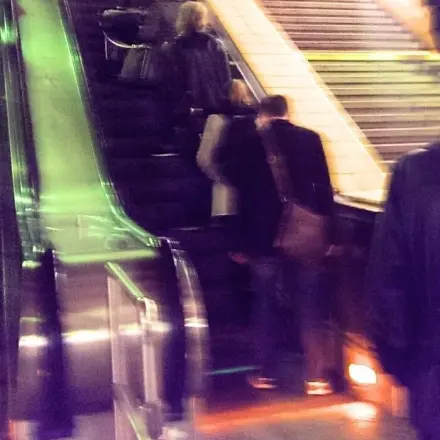 Mit Rucksack auf der Rolltreppe & im Gedränge