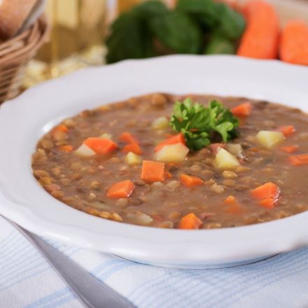 Linsensuppe mit braunen Tellerlinsen - vegan