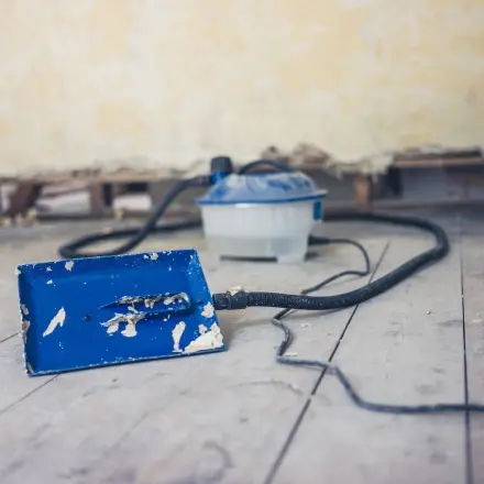 Styroporkleber von Wänden und Decken entfernen