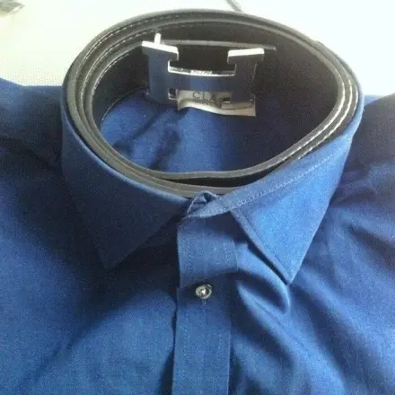 Hemdkragen auf Reisen stützen