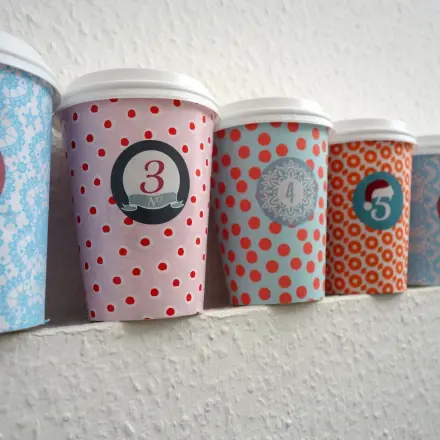 Adventskalender aus Coffee-to-go-Bechern basteln