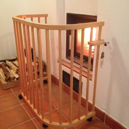 Kleinkinder vor Verbrennungen durch die Ofentür schützen