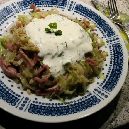Spitzkohl-Salat mit Schinkenstreifen